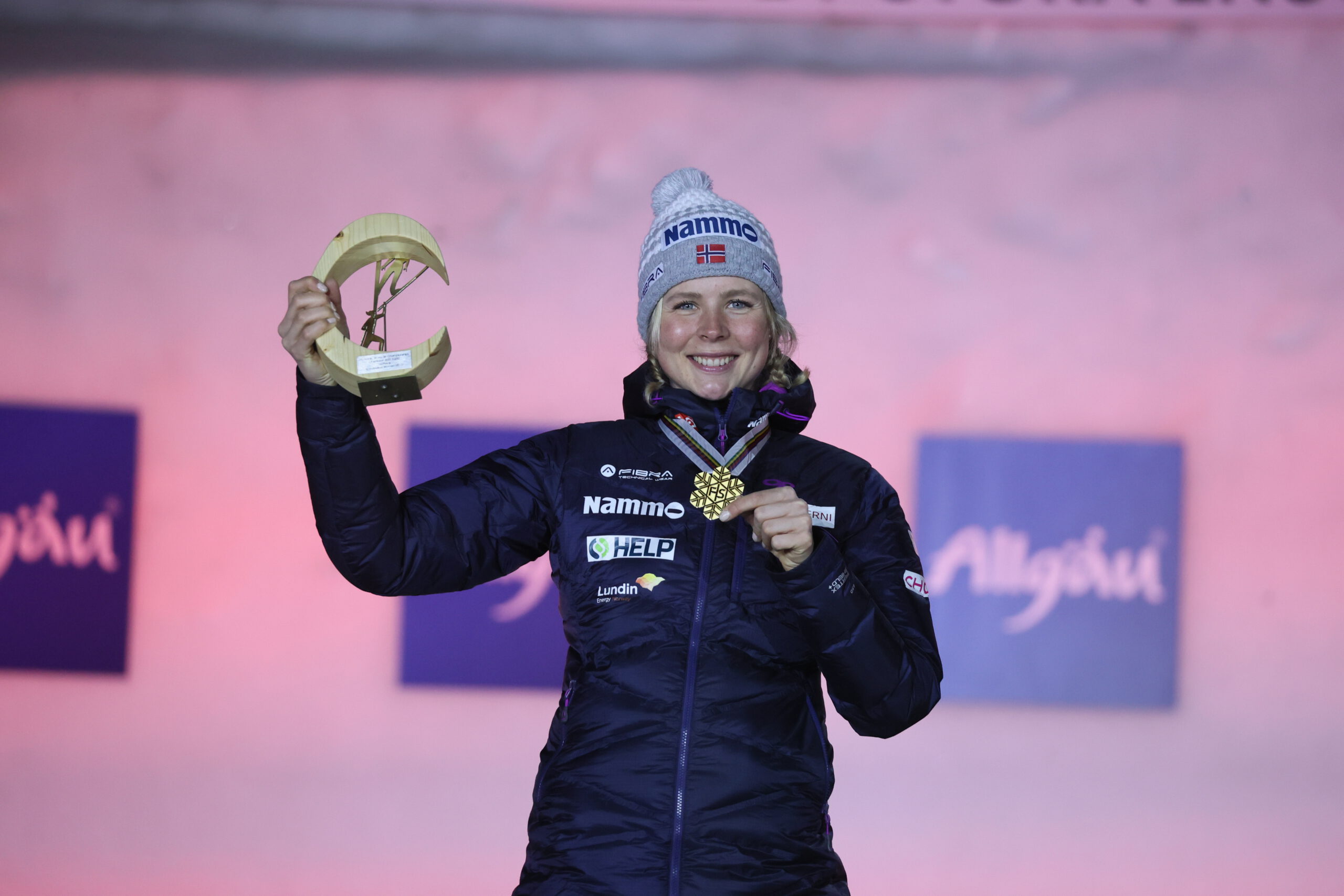 Maren Lundby holt erste Goldmedaille auf der Großschanze