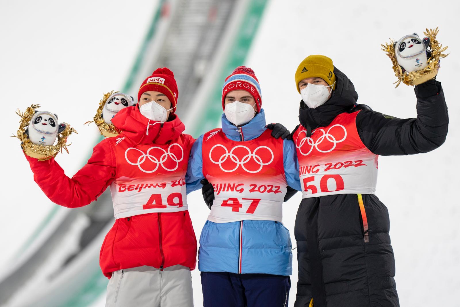 Olympia Peking:  Lindvik holt sich die Goldmedaille von der Großschanze – Geiger mit Bronze