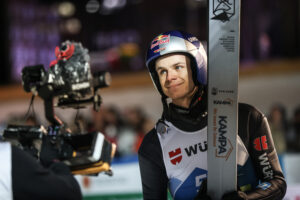 Anze Lanisek gewinnt nach nur einem Durchgang – Andi Wellinger auf Platz sieben