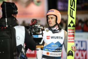 Überzeugender Kraft siegt auf der Normalschanze von Falun