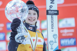 Vom Winde verweht: Nika Prevc sichert sich Gesamtsieg der Two-Nights-Tour; Abigail Strate holt sich ersten Weltcup-Sieg