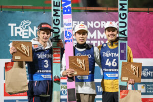 Ryoyu Kobayashi gewinnt von der Großschanze – Raimund auf dem Podest