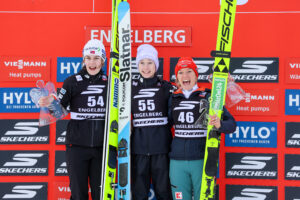 Prevc siegt, Katharina Schmid auf dem Podium