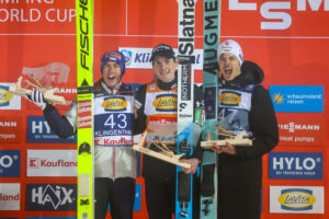 Domen Prevc fliegt allen davon