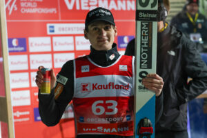 Der Titel geht nur über ihn: Domen Prevc dominiert Qualifikation