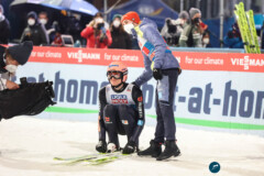 Karl Geiger mit Markus Eisenbichler (GER); Vierschanzentournee - Bischofshofen 06.01.22; Foto: Konstanze Schneider