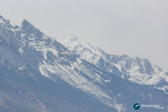 Flugzeug im Landeanflug über Innsbruck; Vierschanzentournee - Innsbruck; Training & Qualifikation 03.01.22; Foto: Konstanze Schneider