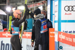 Karl Geiger mit Andreas Wellinger und Severin Freund (GER); Vierschanzentournee - Bischofshofen 05.01.22; Foto: Konstanze Schneider