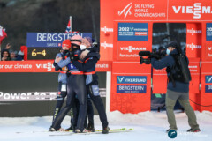 Karl Geiger mit Markus Eisenbichler, Andreas Wellinger und Severin Freund (GER); Skiflug WM - Vikersund 13.03.22; Foto: Konstanze Schneider