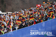 Zuschauer an der Heini-Klopfer-Skiflugschanze; Skifliegen Oberstdorf 19.03.22; Foto: Konstanze Schneider